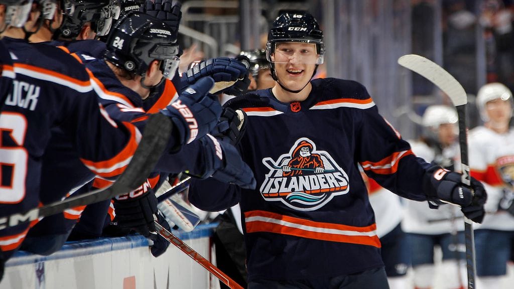 New York Islandersin Aatu Räty onnistui maalinteossa NHL-debyytissään.