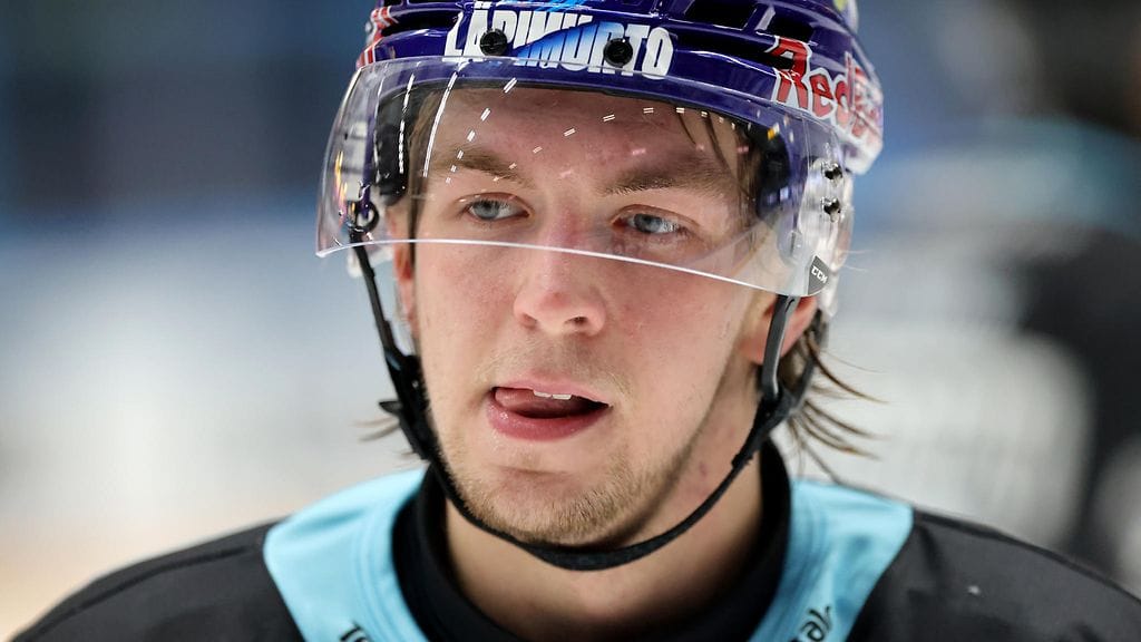 Nuorten Leijonien Topias Vilen jakaa ylistystä Pelicans-luotsi Tommi Niemelälle.