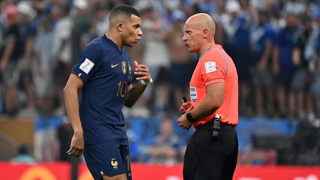 Szymon Marciniak kuittasi ranskalaisten vihat Lionel Messin osumasta.