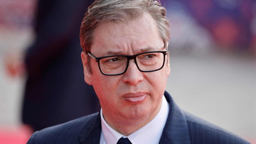 Serbian presidentti Aleksandar Vucic (kuvassa) lähetti asevoimiensa komentajan Kosovon rajalle.