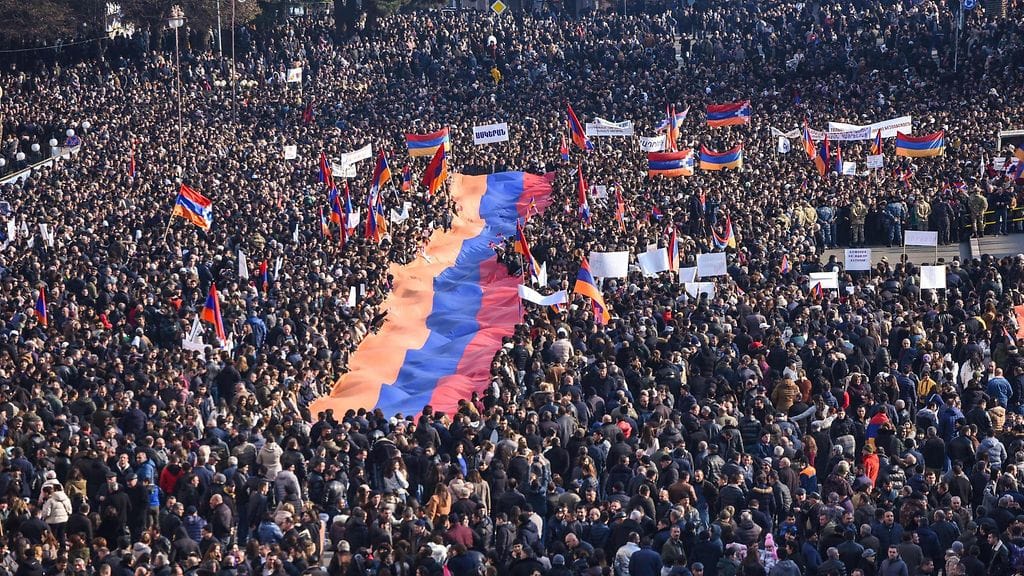 Mielenosoittajat kokoontuivat alueen suurimpaan kaupunkiin Stepanakertiin.