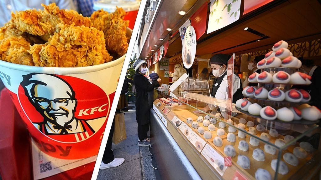 Friteerattu kana ja mansikanmakuiset herkut kuuluvat japanilaiseen jouluun. Kuvassa mansikkatäytteisiä mochi-riisikakkuja sekä pikaruokaketju KFC:n kanakori.