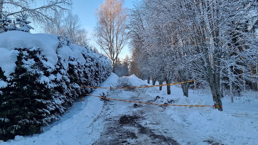 OMA: Rautjärvi, omakotitalolle vievä tie, poliisin eristysnauhat