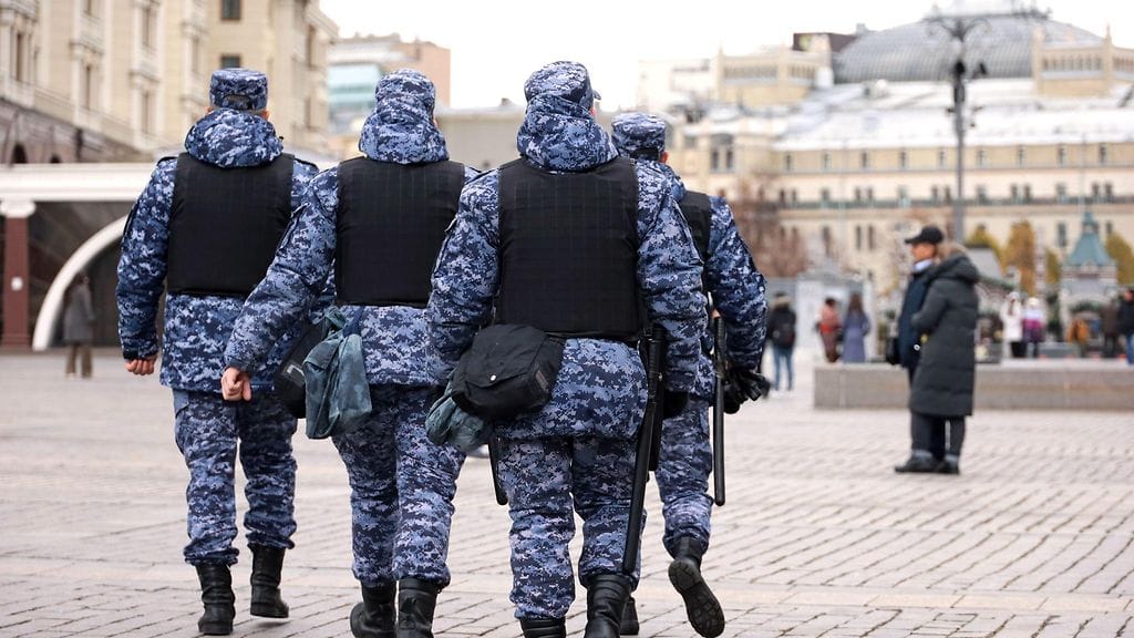 Tutkijat ovat aloittaneet yritysyhteistyön geelin käyttämiseksi luotiliiveissä. Kuvituskuvassa Venäjän sotilaita pukeutuneena maastopukuun ja luotiliiveihin.