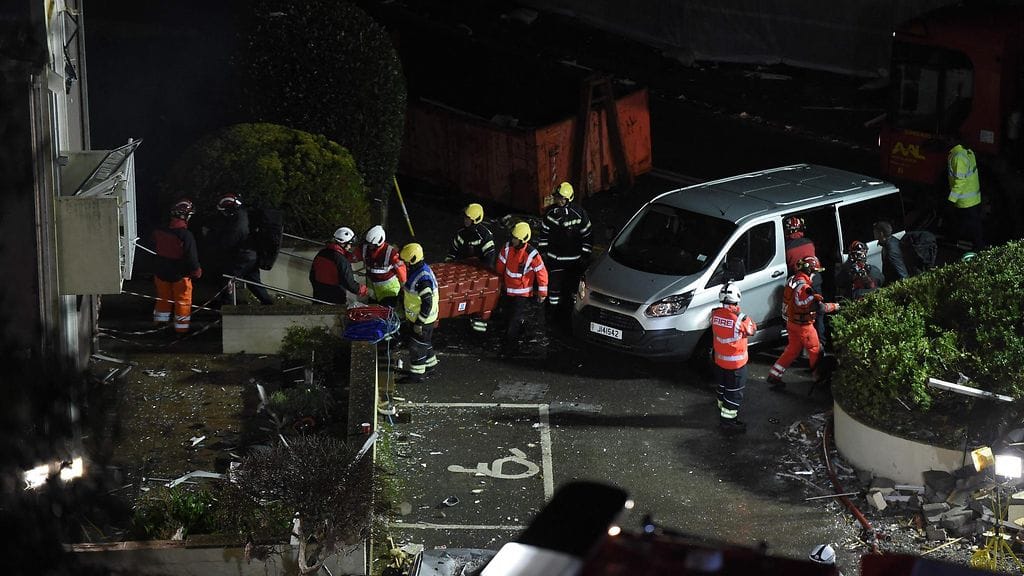 Kerrostalon räjähdyksestä syttynyt tulipalo on sammutettu, mutta pelastustyöt tapahtumapaikalla jatkuvat.