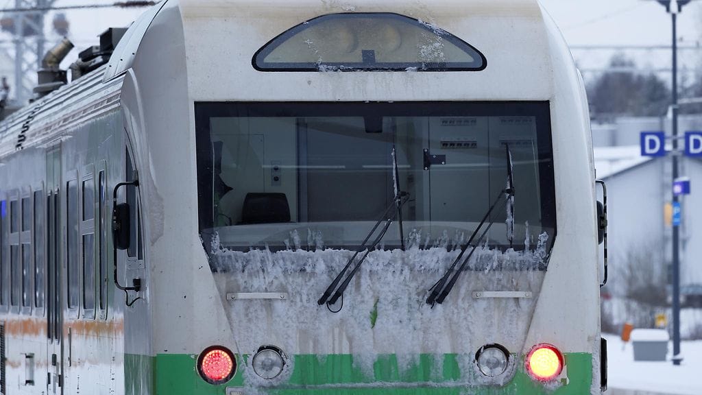 Vahojärvellä Tampereen ja Parkanon välillä oleva sähköratavaurio saadaan kunnossapidon arvion mukaan kuntoon kello 20 mennessä.