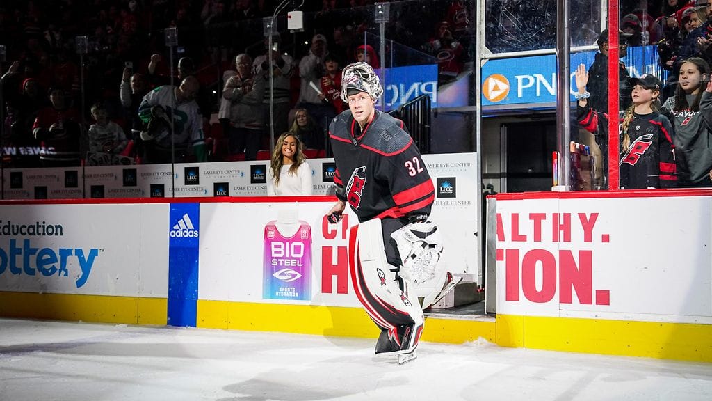 Nollapelin torjunut Antti Raanta sai Carolina Hurricanesin faneilta komeat kannustukset.