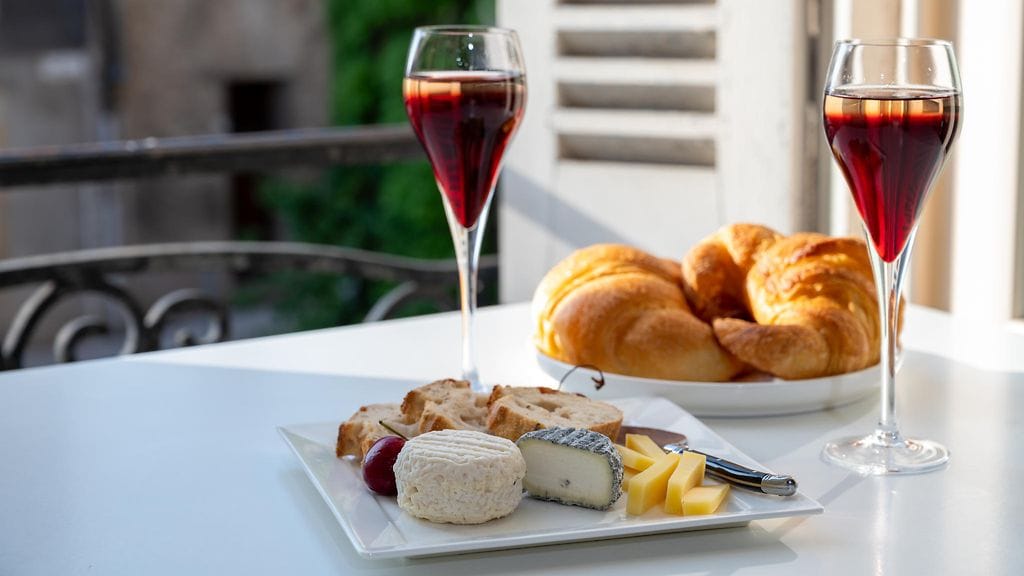 Kir Royale on suosittu ranskalainen samppanjajuoma, jonka valmistus onnistuu kaikilta.