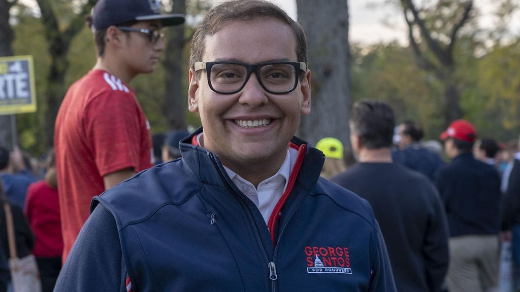 Santos väitti, että hänen äitinsä puoleiset isovanhempansa olivat holokaustista selvinneitä juutalaisia Ukrainasta.