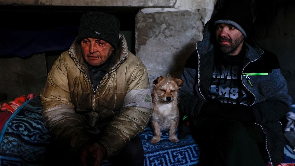 Ihmisiä ja lemmikkejä pommisuojassa Kiovassa 28. joulukuuta.