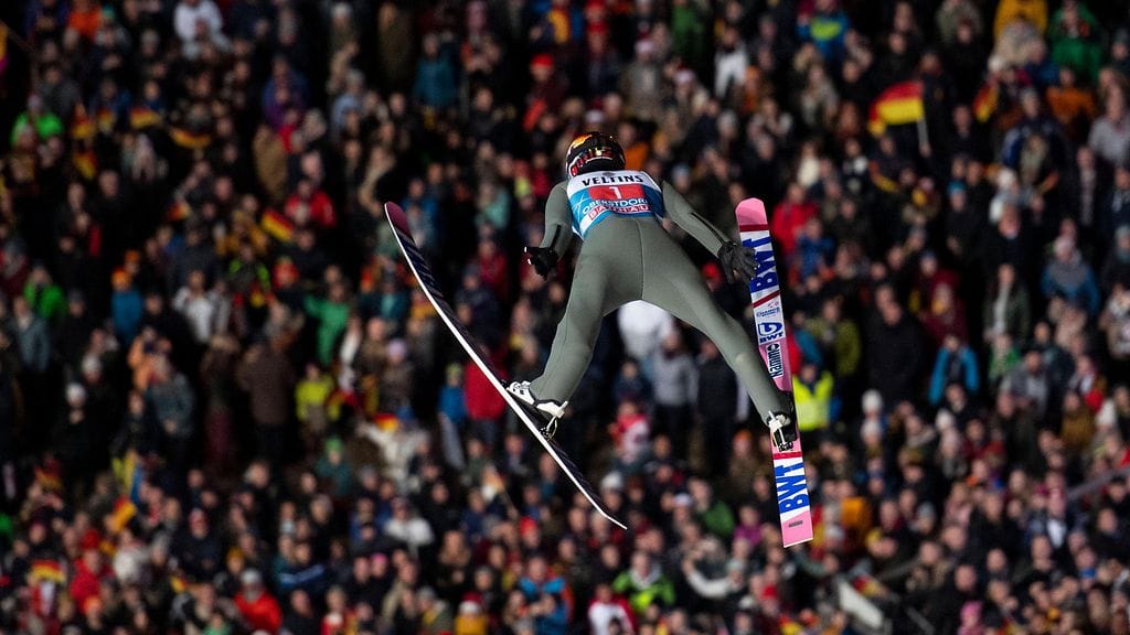 Norjan Halvor Egner Granerud hyppäsi mäkiviikon avauskilpailun voittoon.