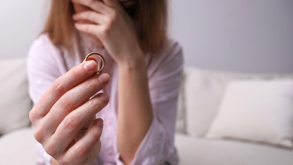 nainen miettii avioeroa