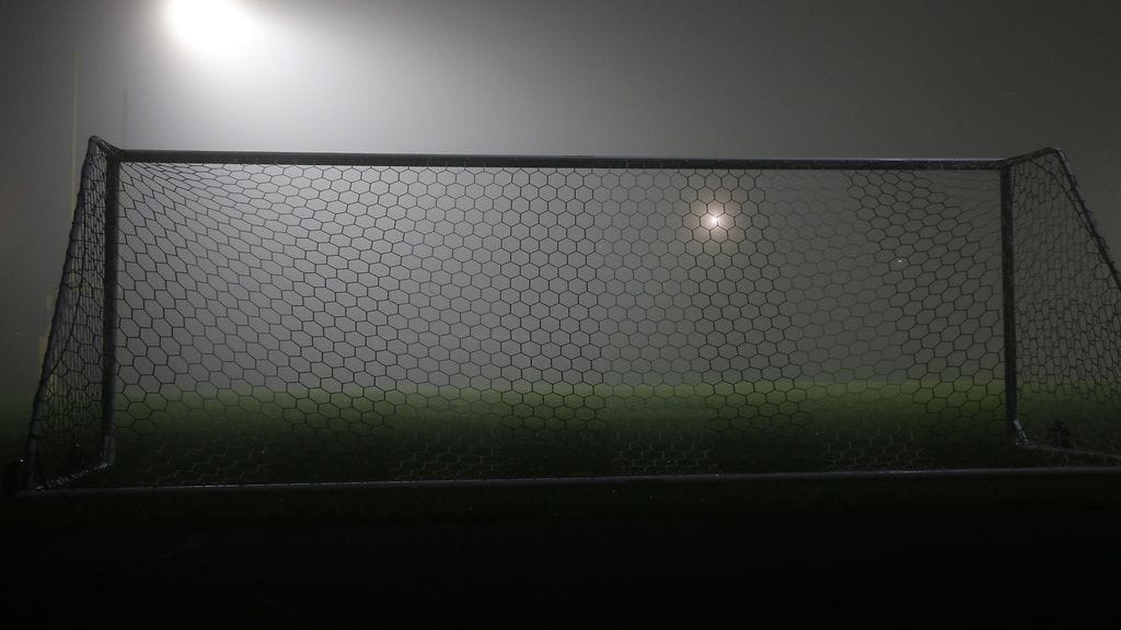 Nuori jalkapalloilija on poissa. Kuvituskuva.