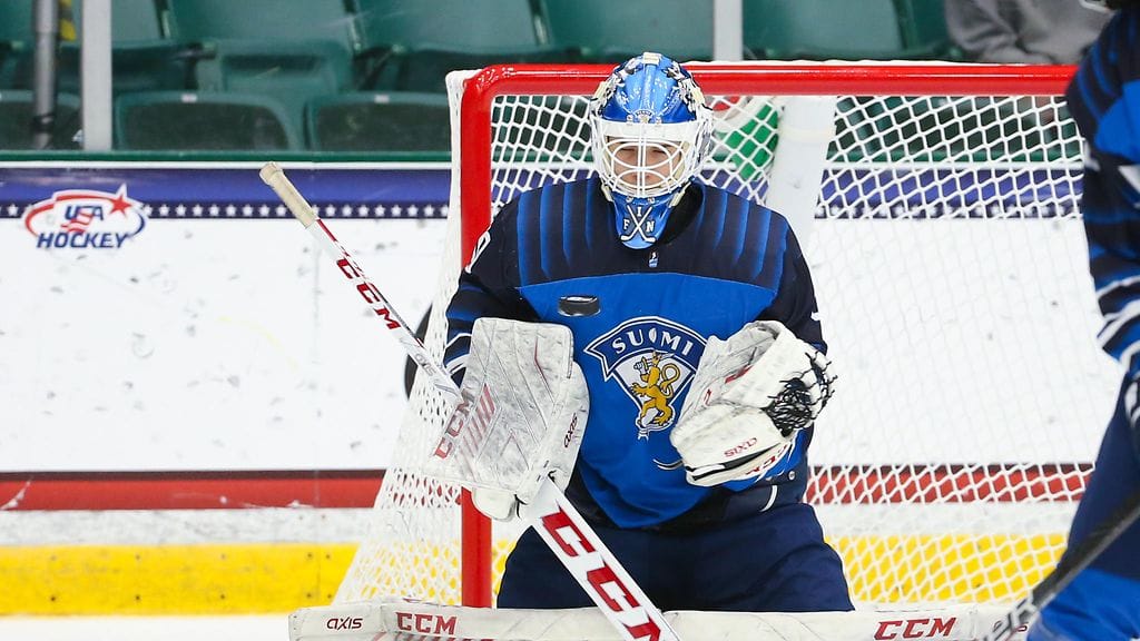 Aku Koskenvuo torjuu Suomen maalilla USA-ottelussa