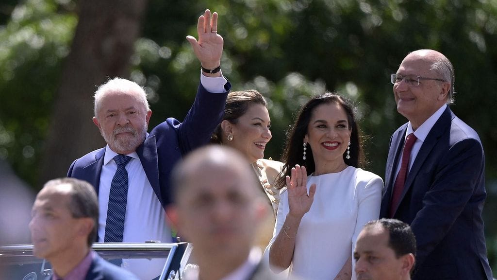 Lula tervehti kannattajiaan matkalla virkaanastujaisiin. Kuvassa myös Lulan vaimo Rosangela da Silva (toinen vasemmalta), Lulan varapresidentti Geraldo Alckmin ja tämän vaimo Maria Lucia Ribeiro Alckmin.