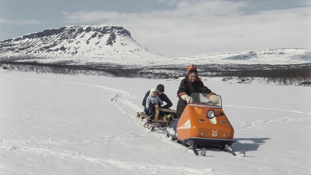 Kuvassa kelkkailua alkuaikojen Lynx-moottorikelkalla Lapin Saana-tunturilla Enontekiössä.