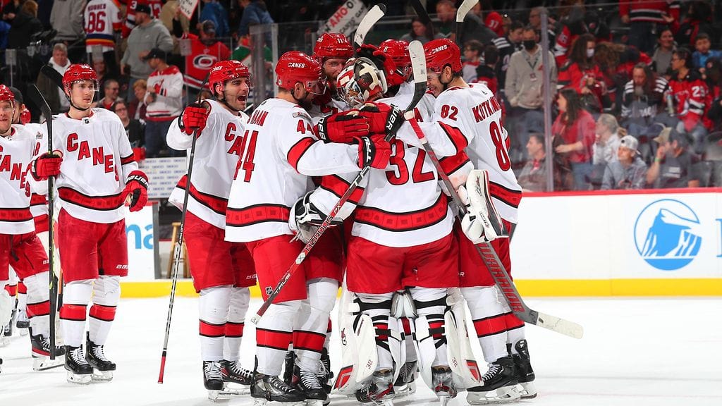 Carolina Hurricanes voitti 11:nnen peräkkäisen ottelunsa, kun New Jersey Devils kaatui voittolaukauskilpailussa.