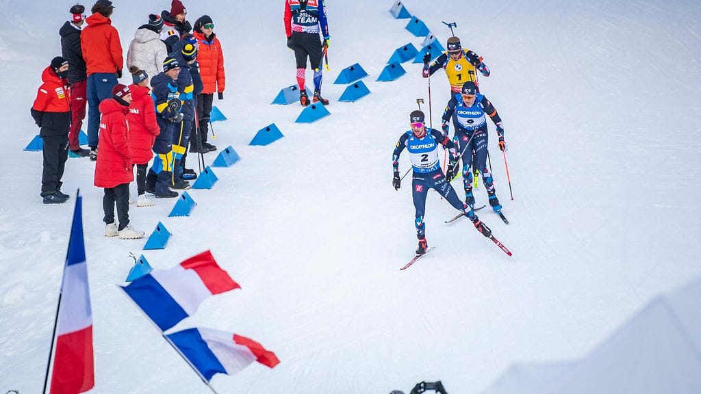 Norjan Sturla Holm Lägreid, Vetle Sjåstad Christiansen ja Johannes Thingnes Bö vauhdissa joulukuussa ampumahiihdon maailmancup-kilpailussa Ranskan Le Grand-Bornand'ssa. Venäläislegenda Dmitri Vasiljev ei sanojensa perusteella tapahtumaa seurannut.