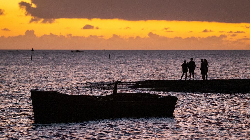Rannalle jäänyt tyhjä lautta Marathon Keyssä, Floridassa.