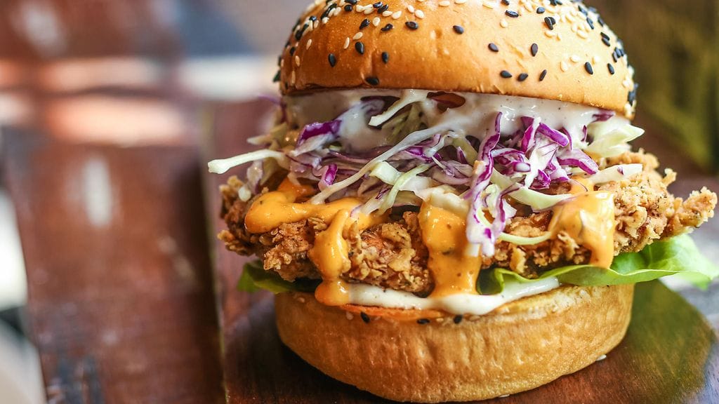 Punakaali sopii moneen ja voit herkutella sitä esimerkiksi burgerin välissä.