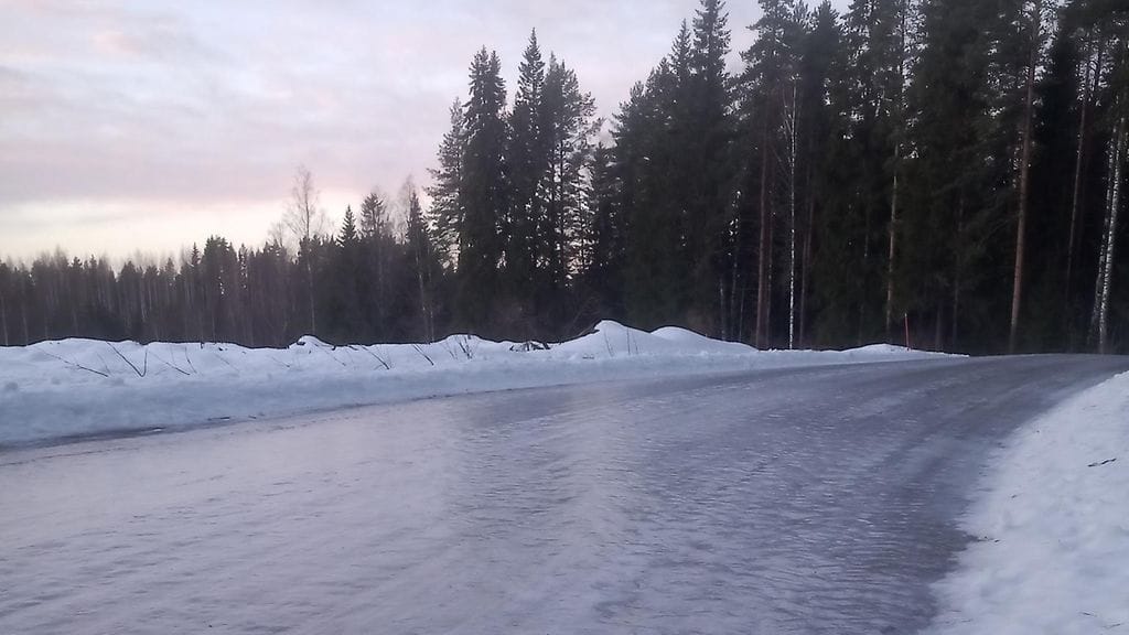 Pohjois-Savon Rautalammilla Hankamäentie oli jäätynyt pelottavan kirkkaaseen jääpeitteeseen.