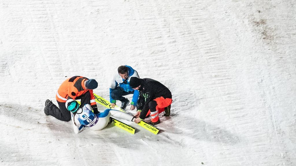Ursa Bogataj kaatui sunnuntaina Slovenian Ljubnossa käydyssä maailmancup-kilpailussa.