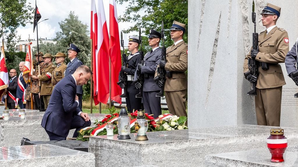 Puola aikoo jatkaa sotakorvausten vaatimusta. Puolan presidentti Andrzej Duda laski kukkia kansanmurhan uhrien muistomerkille Varsovassa heinäkuussa 2022.