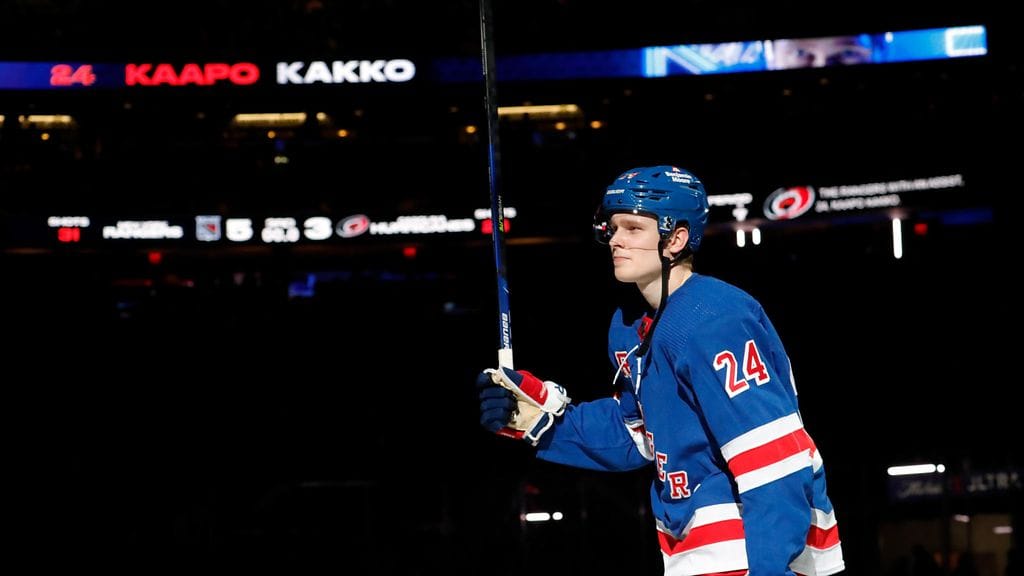Kaapo Kakko valittiin ykköstähdeksi New York Rangersin katkaistua Carolina Hurricanesin voittoputki.