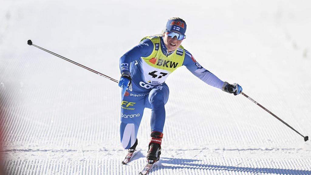 Krista Pärmäkoski hiihti 20 kilometrin vapaan takaa-ajokisassa toiseksi.