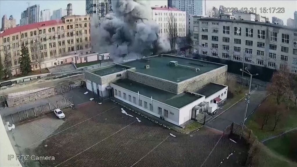 Valvontakameran kuvaa ohjusiskusta.