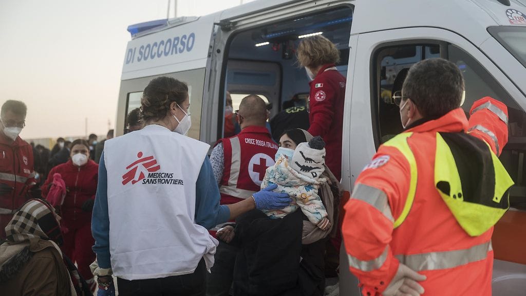 Arkistokuva. Punaisen Ristin ja Lääkärit ilman rajoja -järjestöjen jäsenet sekä terveydenhuoltohenkilöstö auttoivat vauvoja, heidän perheitään ja muita siirtolaisia.