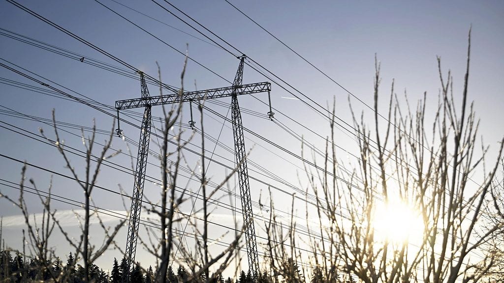 Voimalinjoja kylmässä pakkassäässä Inkoossa tänään torstaina.