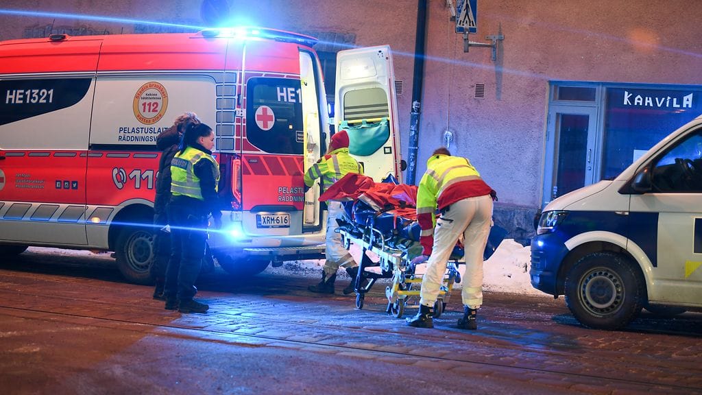 MTV Uutisille toimitetuista kuvista näkyy, kuinka henkilö nostetaan ambulanssiin paarein suojatien kohdalla.
