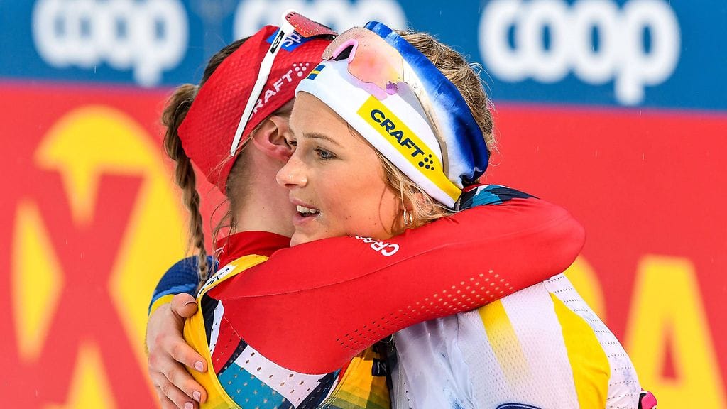 Frida Karlsson ja Anne Kersti Kalvå halasivat Oberstdorfin 10 kilometrin perinteisen kisan jälkeen.