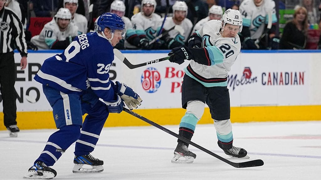 Eeli Tolvasen ruoska lauloi jälleen – virnisti saamastaan ohjeesta:"Ei saa syöttää sitä kiekkoa"