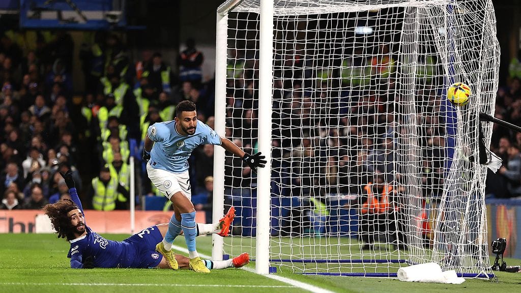 Riyad Mahrez (oik.) ohjasi Manchester Cityn voittomaalin Chelsea-vierasottelussa.