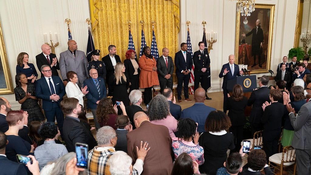 Joe Biden jakoi arvomitaleita kongressitalon valtauksessa kunnostautuneille.