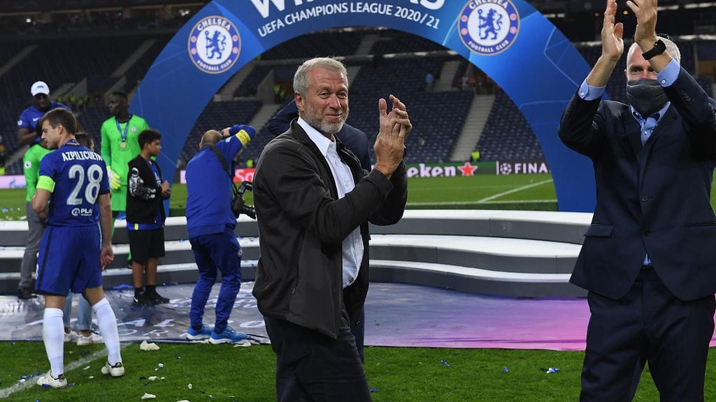 Roman Abramovitsh (kesk.) juhli Chelsean Mestarien liiga -voittoa Portossa toukokuussa 2021.