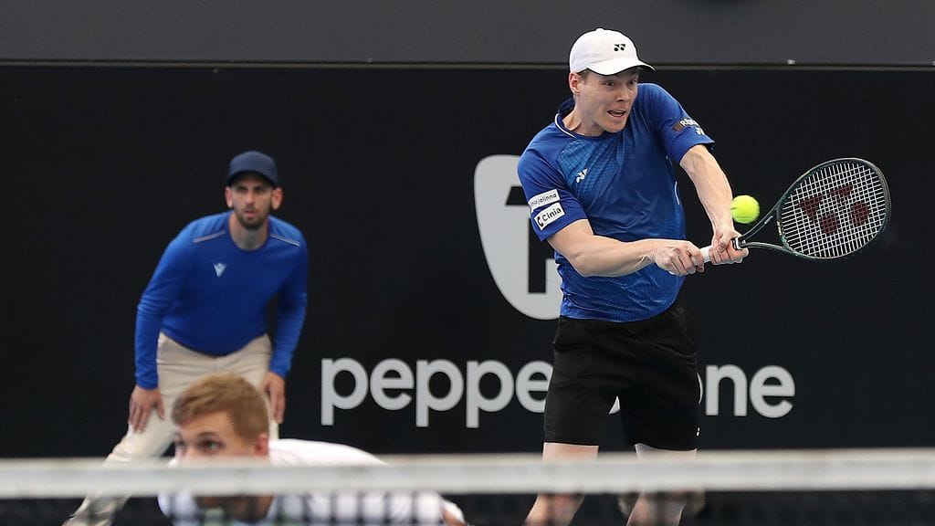 Harri Heliövaara iskemässä palloa Adeleiden ATP-turnauksen nelinpelifinaalissa.