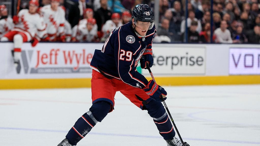 Columbus Blue Jacketsin Patrik Laine vauhdissa Carolina Hurricanesia vastaan.