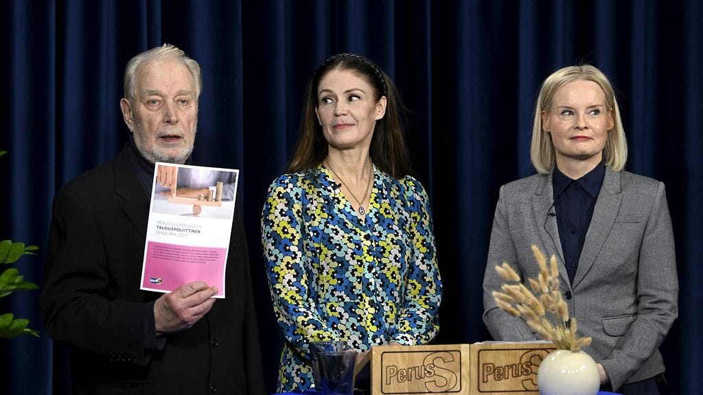 Perussuomalaisten puoluevirkailija Matti Putkonen, uuden eduskuntaryhmän puheenjohtaja Lulu Ranne ja puolueen puheenjohtaja Riikka Purra tammikuussa.