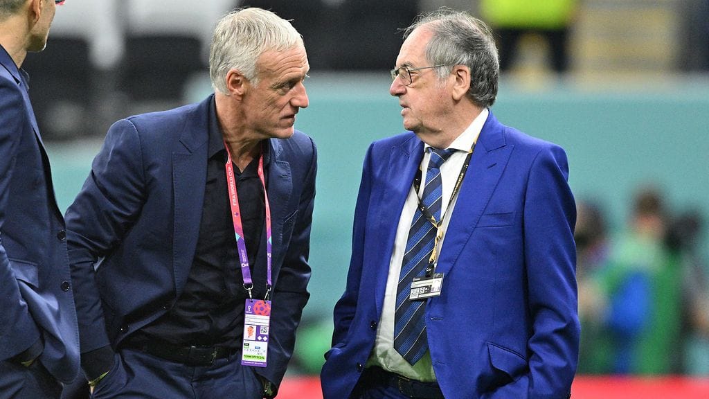 Ranskan päävalmentaja Didier Deschamps (vas.) keskusteli Noel Le Greatin kanssa tappiollisen MM-finaalin jälkeen Qatarissa.