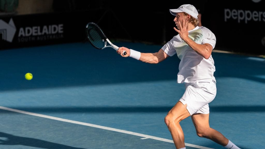 Emil Ruusuvuori ottelussa Mikael Ymeriä vastaan.