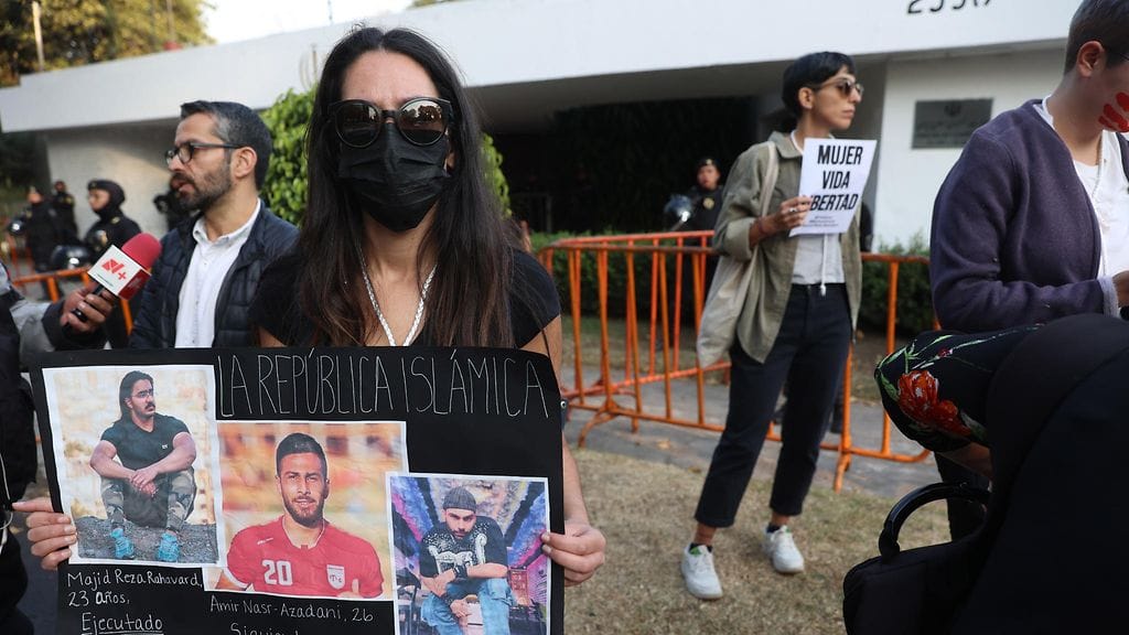 Amir Nasr-Azadanin ja muiden vangittujen puolesta on osoitettu mieltä.