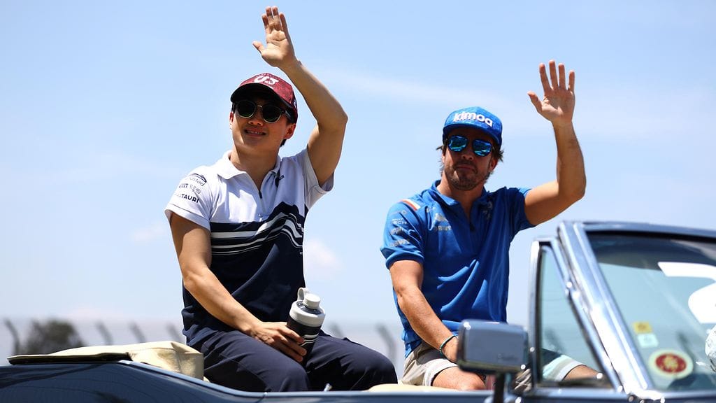 Yuki Tsunoda (vas.) jatkaa AlphaTauri-tallissa kaudella 2023, Fernando Alonso vaihtaa Alpinen Aston Martiniin.