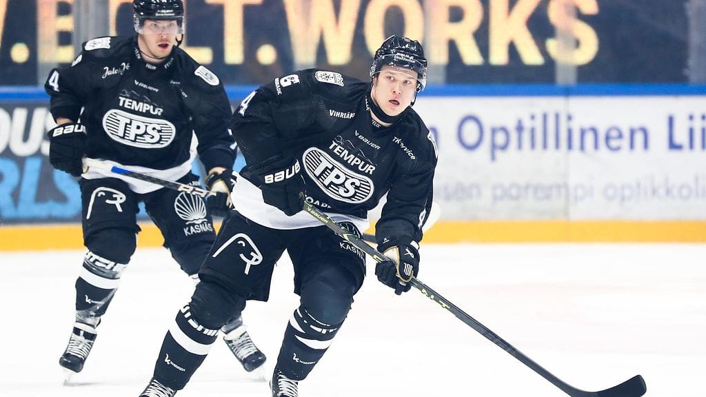 Aleksi Anttalainen ja Jonne Tammela (takana) ovat hyllytettyjen TPS-pelaajien joukossa.