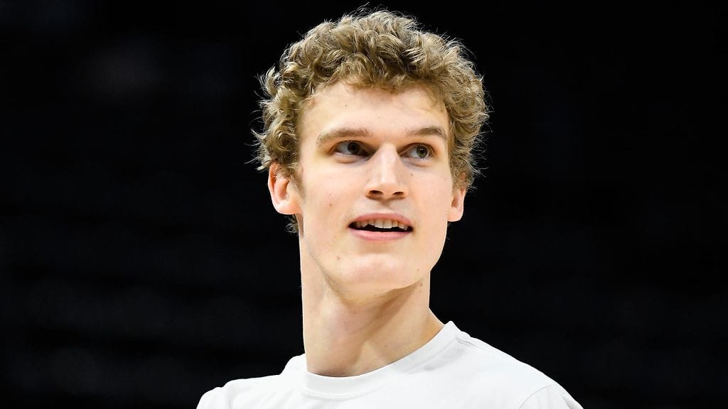 Lauri Markkanen ei pelannut yön ottelussa.