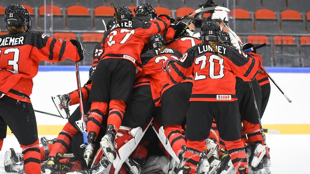 Kanada juhlii alle 18-vuotiaiden tyttöjen MM-kultaa. Kuva välieräottelusta Suomea vastaan.