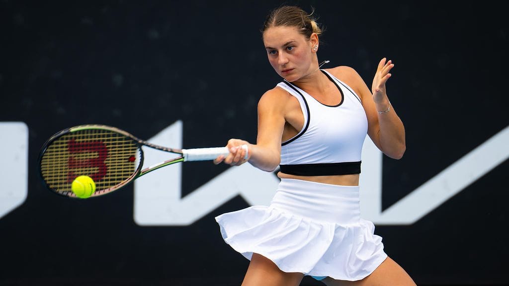 Marta Kostyuk kaatoi Yhdysvaltojen Amanda Anisimovan Australian avointen avauskierroksella.
