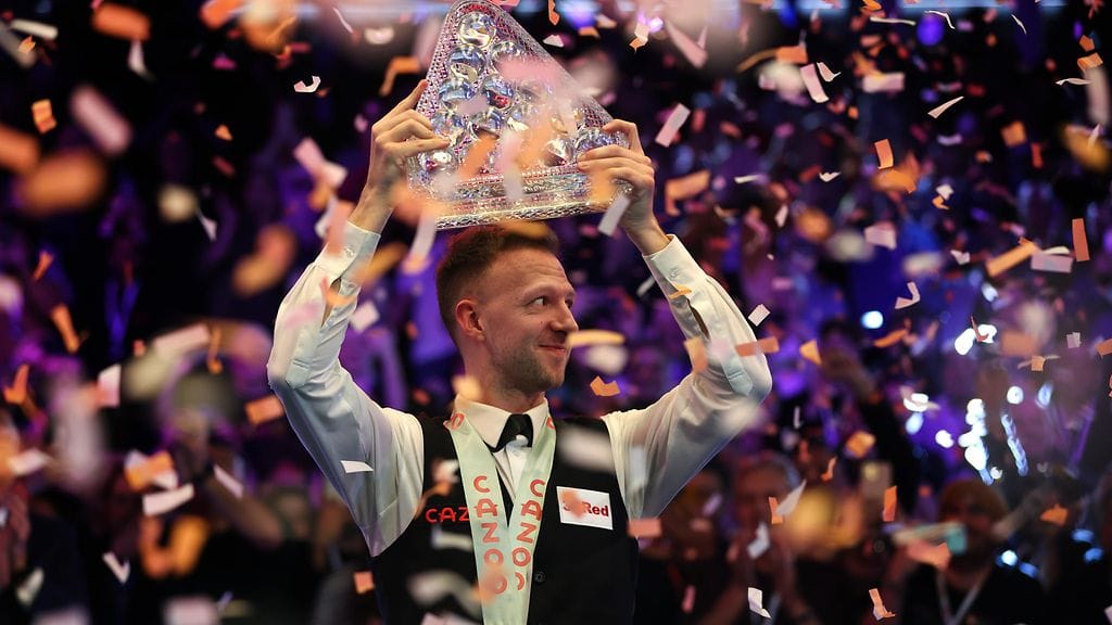 Judd Trump pääsi juhlimaan arvostettua titteliä Lontoossa. Hän on nyt voittanut neljä snookerin Triple Crown -mestaruutta (MM-kisat, Masters ja UK Championship).
